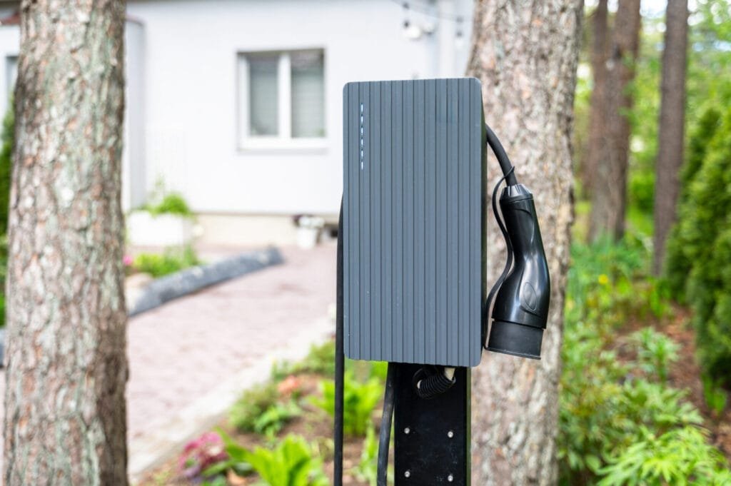 Elbil oplader installeret ved hus i have