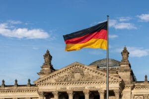 Tysk flag foran historisk bygning i Berlin
