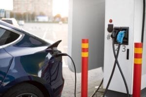 Elbil oplades ved ladestation i byen