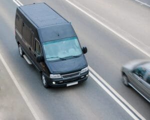 Sort varevogn kører på motorvej