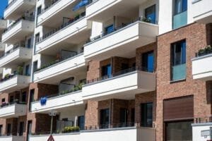 Moderne lejlighedsbygning med altaner og murstensfacade