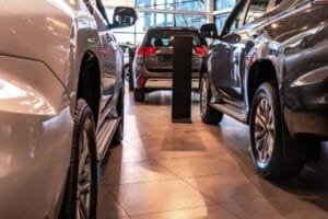 Nye biler udstillet i bilforhandlerens showroom