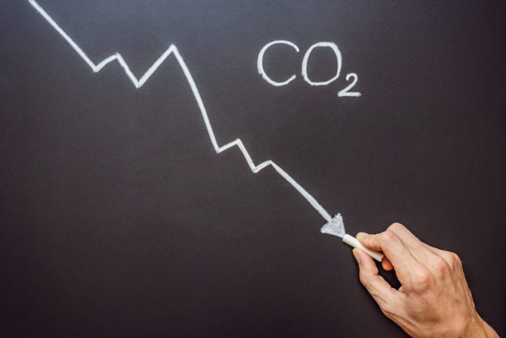 Faldende CO2-niveau vist med pil på tavle
